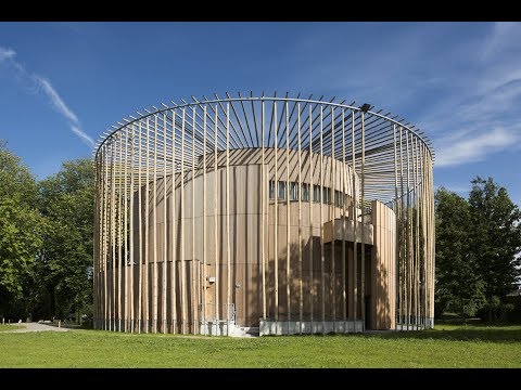 Το ελισαβετιανό θέατρο του Château d'Hardelot [Σατώ ντ' Αρντελό] στη βόρεια Γαλλία (Andrew Todd [Άντριου Τοντ], 2016). Η κατασκευή από ξύλο και μπαμπού, ο φυσικός αερισμός και η αίθουσα που μετατρέπεται από ελισαβετιανή σε μικρό θέατρο όπερας δείχνουν πώς η σύγχρονη αρχιτεκτονική του θεάτρου συνδυάζει την ιστορική τυπολογία με την περιβαλλοντική βιωσιμότητα.
