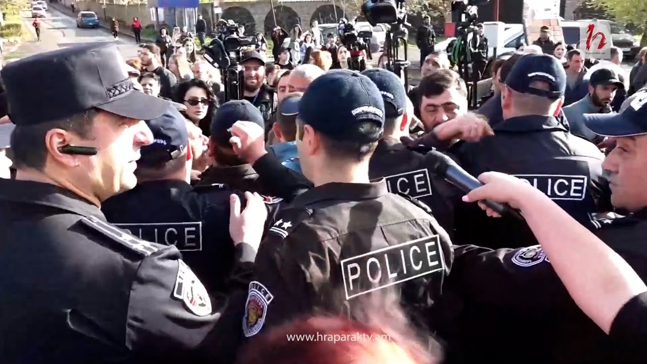 Ոստիկանությունը չկարողացավ դիմադրել. բնակիչները մայրուղին փակեցին