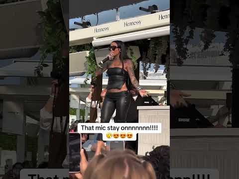 @kehlani THESE NOTES ARE 🔥🔥🔥💪🏼 #folded #kehlani #live #singing #indigocry