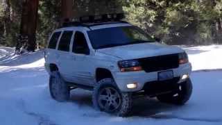 preview picture of video 'WJ Grand Cherokee doing donuts in snow (Big Bear)'