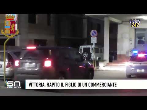 Vittoria, giovane rapito in piazza da due persone incappucciate: è il figlio di un commerciante