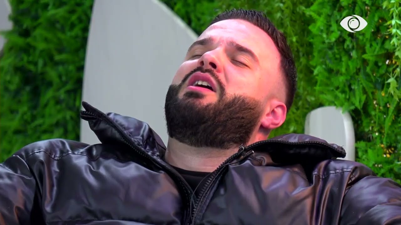 Marko këndon teksa qëndron në oborr