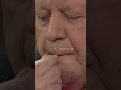Helmut Schmidt testet zum ersten mal eine E-Zigarette! #shorts