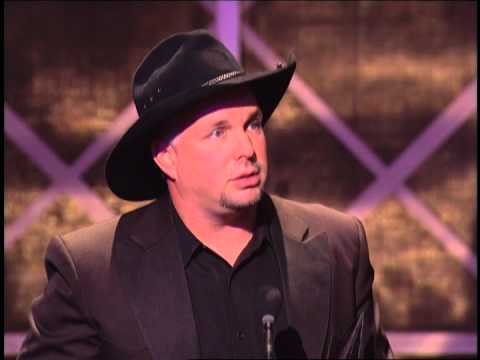 Garth Brooks wins Merit Award-AMA 2002