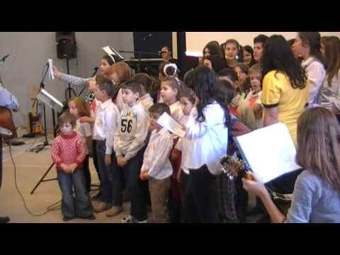 Roxi si tinerii bisericii Alfa si Omega Craiova colindand :)