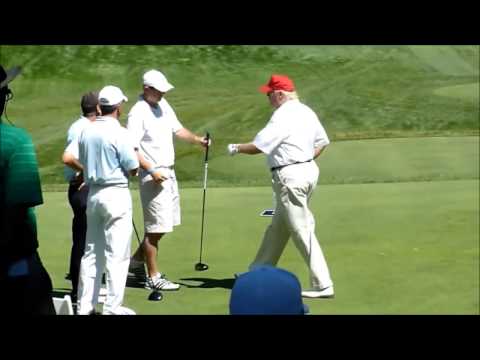Prezident Trump si v rozporu s předvolebními sliby vzal dovolenou a bude hrát golf