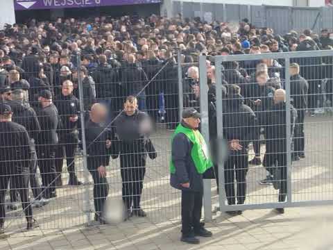 Nieprzypadkowa ekipa Lecha oraz delegacje zgód pod sektorem gości na Widzewie (19.03.23) Widzew-Lech