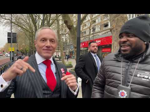 "ロンドンを離れるな!変革の時が来た!その変化とは、ブライアン・ローズだ！」。  ??? ("DON'T LEAVE LONDON! THERE IS A CHANGE COMING! THE CHANGE IS BRIAN ROSE!"  ???)