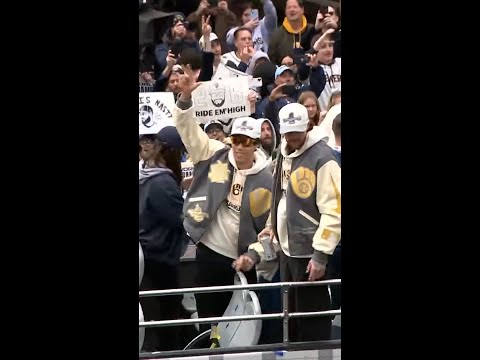 Fans cheer Milwaukee Brewers at World Series victory parade