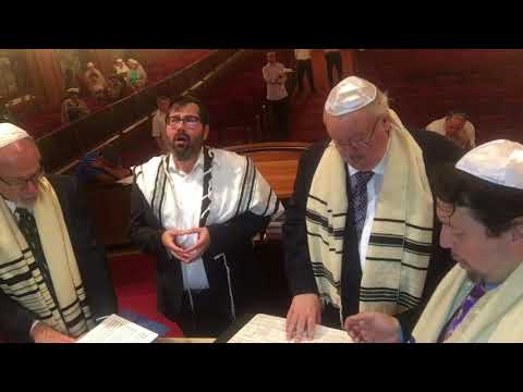 Levi Pine & Leon Berger Choir - Shema Koleinu
