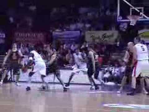 13 19-02-08 BCO-Kiev - Chuck neemt zijn eigen rebound en sco