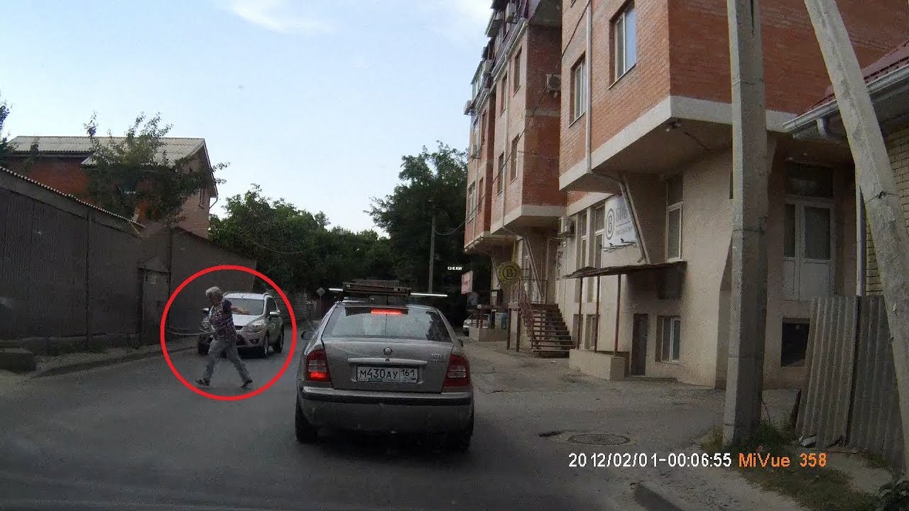 Женщина пыталась перебежать дорогу перед автомобилем в Ростове-на- Дону