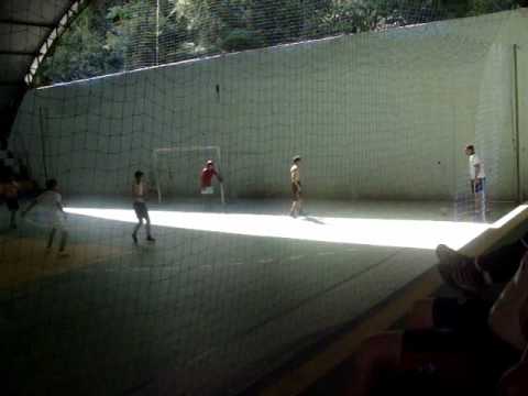 Ney sofre gol olímpico em quadra