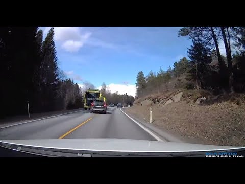После такого удара сам вылез, вот что значит Volvo