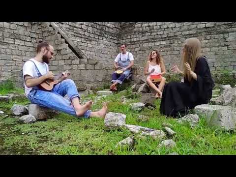Manizha - Люстра | ukulele cover ft. Karolina Korsakova.  Portable drum box. Travel mini cajon tab.