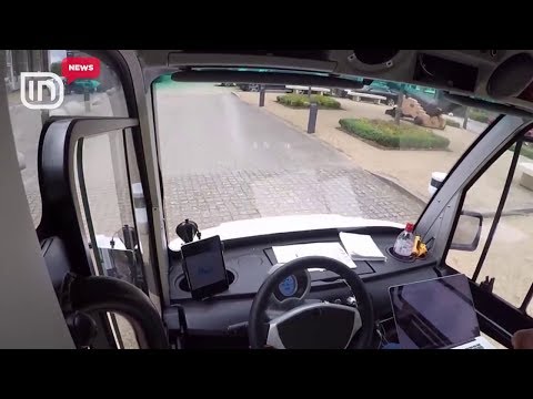 Furgoni, pa shofer. Transporton mallra dhe ecën me 25 milje/orë