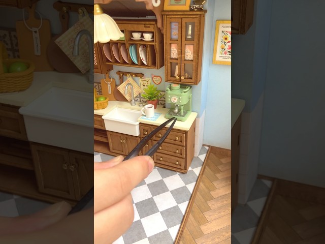 Vídeo relacionado con Rolife Casa de Muñecas Cocina de Repostería Kit DIY Casa en Miniatura Kits de Modelismo Casa de Muñecas Miniatura Rincón de Libros Decoración del Hogar Regalo de Cumpleaños