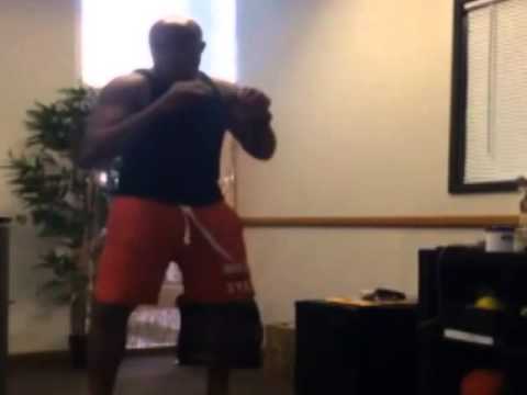 Anderson Silva chuta com perna operada