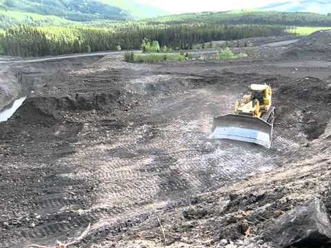 Komatsu 475 loading the blade