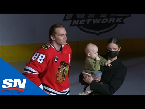 Blackhawks homenageiam o 1000º jogo da NHL de Patrick Kane na frente dos fãs