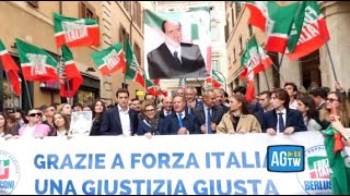 Sì del Senato a riforma Giustizia, Forza Italia esulta in piazza con la gigantografia di Berlusconi