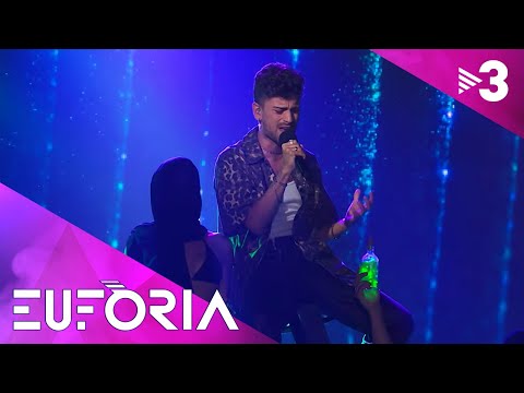 El Triquell surt a cantar com una estrella amb "With or without you", d'U2 - Eufòria