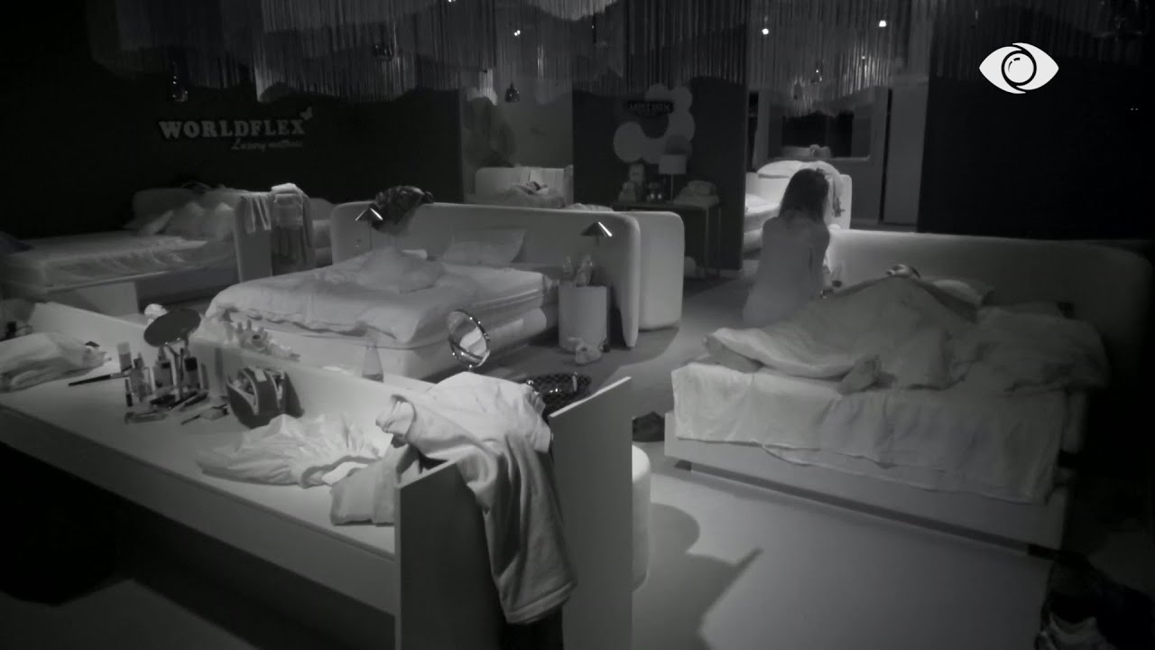 Momente romantike/ Loredana shkëmben puthje me Jozin në shtrat