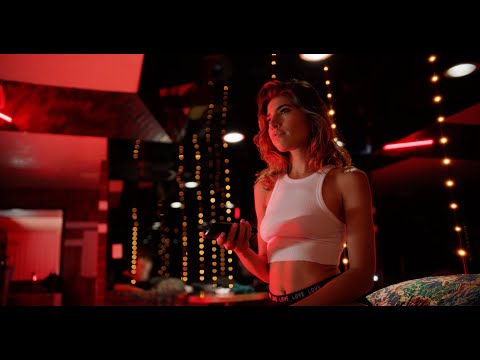 Carly Pearl - Play Me (Official Music Video)