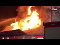 Grote brand bij autobedrijf in Lattrop: politie zet wegen rond het dorp af