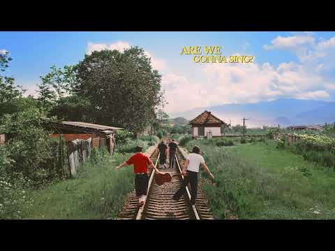 Miniatura de CAUGHT IN THE MIDDLE