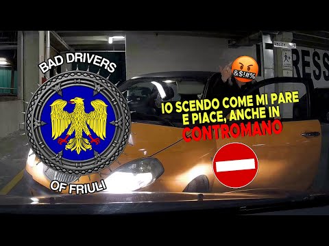 INCIVILE CONTROMANO BLOCCA LA STRADA ALLA PERSONA SBAGLIATA - ANGRY ITALIAN KAREN DRIVES WRONG WAY