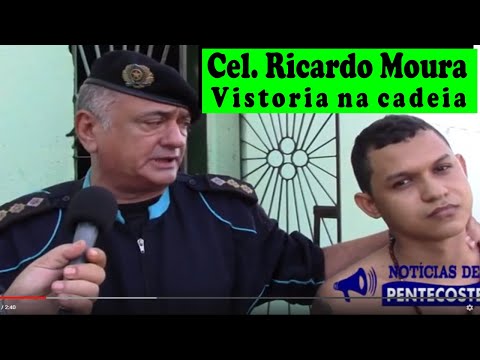 Ricardo Moura presents material seized inside the Pentecoste Prison