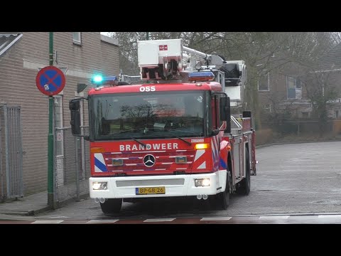 Prio 1 TS 21-3131 en HW 21-3151 met spoed naar een Schoorsteenbrand in Oss