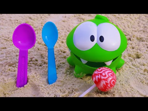 Мультфильм Ам Ням (Om Nom) в песочнице. Игрушки и игры. Развивающее видео