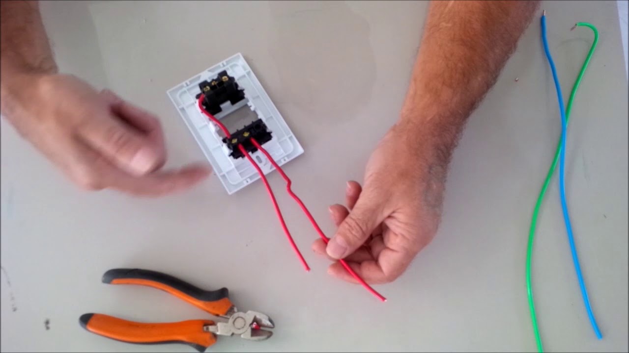Instalação de interruptor com Tomada no Sistema Modular..