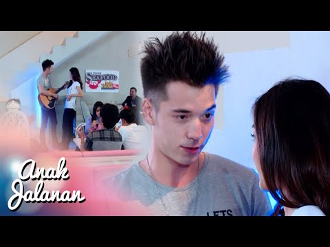 Romantisnya Boy Main Gitar Didepan Reva [Anak Jalanan] [1 April 2016]