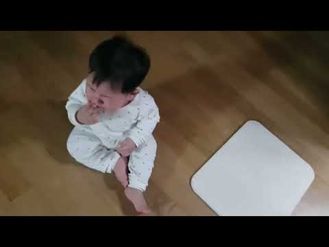 퇴근한 아빠가 손부터 씻으러 가서 서러운 아기