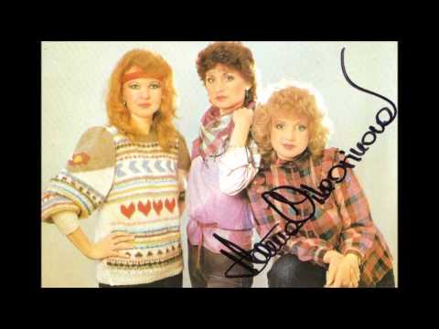 Bezinky - Žena točí globusem