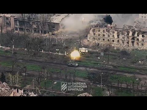 🔴 Ukraine War - Ukrainian Tank Blasts Russian Held Positions In Bakhmut
