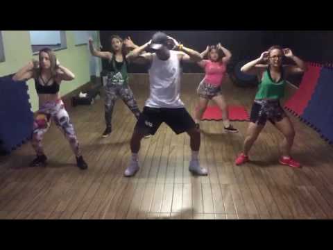 tati Zaqui part. MC Gustta - Bunda Maluca ( Coreografia oficial)