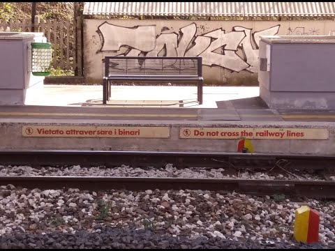 HD - Annunciatore reale di Trenitalia: “Vietato attraversare la linea gialla in attesa dei treni !”