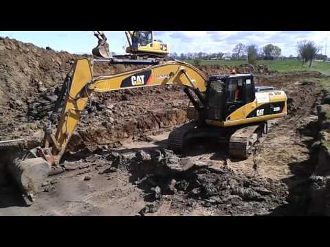 2016.04.22 - wykop gruntu pod materac z kruszywa lekkiego - Droga P-25 km 0+755