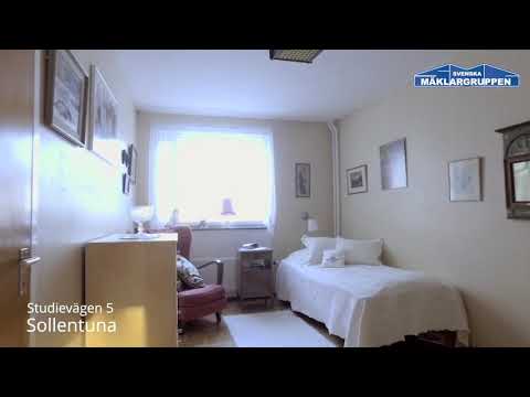 En trerummare med inglasat balkong på första våningsplanet med adress Studievägen 5 i Häggvik.