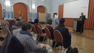 Lokaal sociaal beleid: Een verslag van de 4e sociale conferentie in het district Burgenland, waar kwesties als mensenrechten, armoede en het onderwijspakket aan de orde kwamen. Het rapport bevat interviews met verschillende experts zoals Thomas Lohfink en prof.dr. Michael Klundt over het belang van de conferentie voor het lokale sociale beleid.
