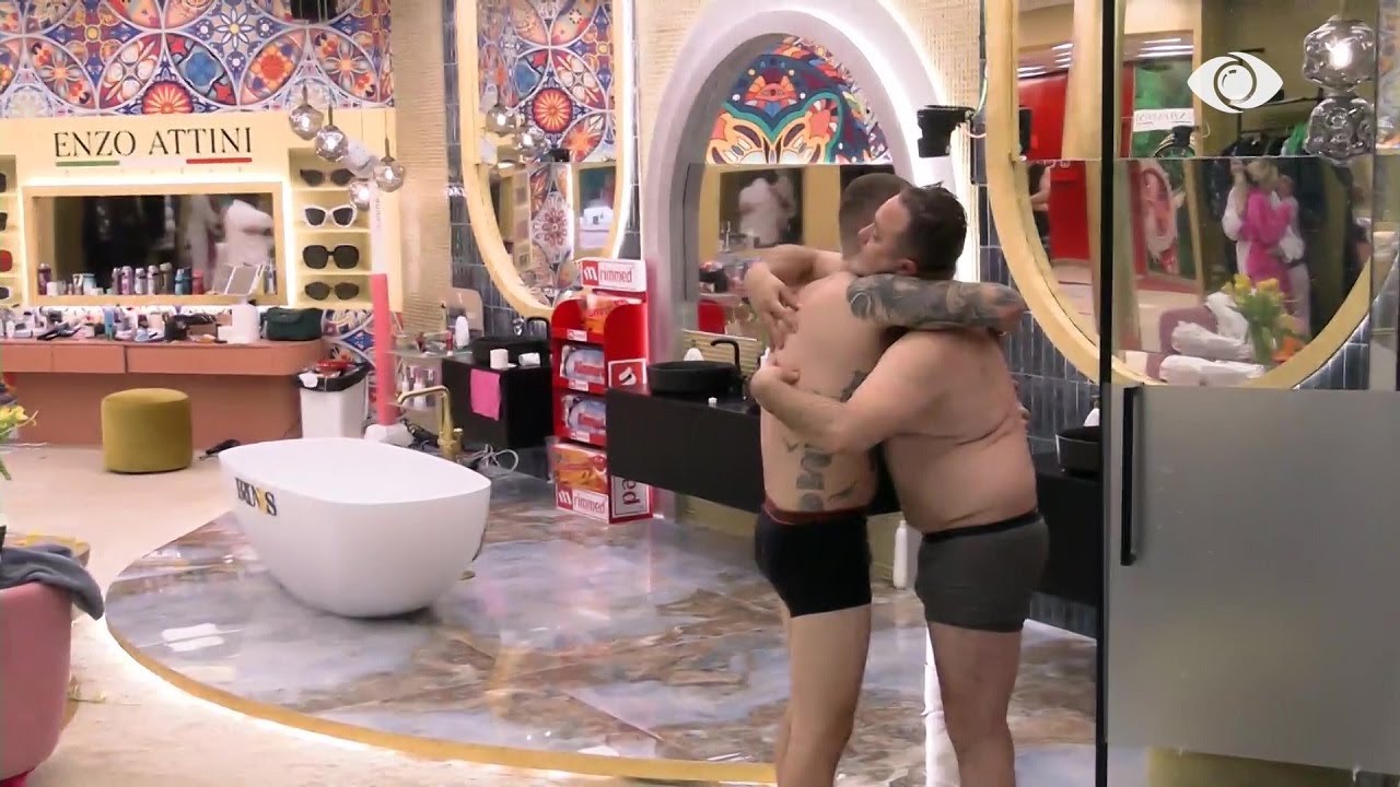 Të dy në dush, Romeo dhe Juli nxitojnë të përqafojnë njëri-tjetrin pas rënies së gongut