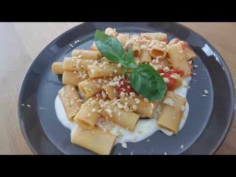 Pasta mit Tomaten, Basilikum und Ricotta.  Pasta con Pomodorini, Basilico e Ricotta.