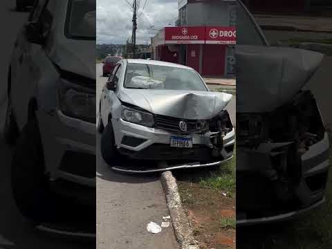 Carro destruído é abandonado em avenida e vira mistério, em Aparecida de Goiânia