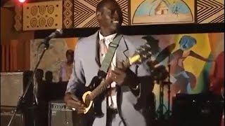 Ali Farka Touré performs &#39;Diaraby&#39; at a wedding
