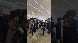 נערים חסידיים רוקדים