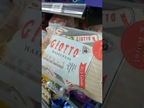 ASMR 🍫 DELICIOUS AND CRUNCHY GIOTTO HASELNUSS CHOCOLATE #asmr #hazelnut #crunchy #chocolate #shorts